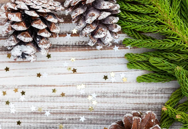 Rustikaler Weihnachtshintergrund Mit Kiefernblatt Und Tannenzapfen Auf Weiß Getünchter Holzoberfläche — Stockfoto