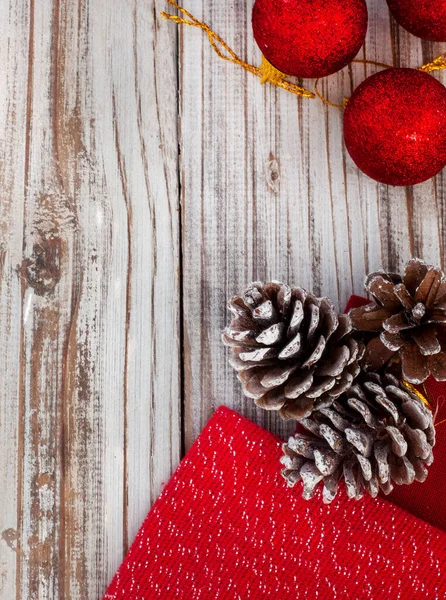 Rustikaler Weihnachtshintergrund Mit Kugeln Tannenzapfen Und Roten Servietten Auf Weiß — Stockfoto