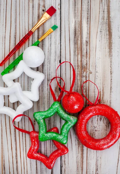 Spaß Und Leichtes Weihnachtsbasteln Für Kinder Bemalte Styroporformen Zum Aufhängen — Stockfoto