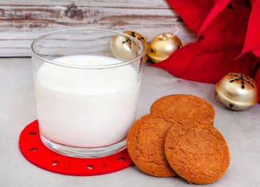 Noel Baba 'ya kurabiye ve süt kır ve noktalı gri üzerine