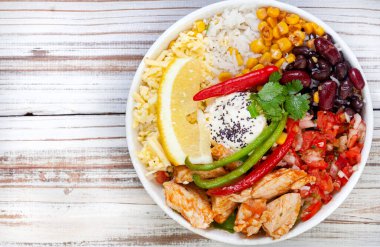 Tavuklu Buda kasesi. Kırsal beyazlatılmış ahşap masa. Kopya alanı olan.