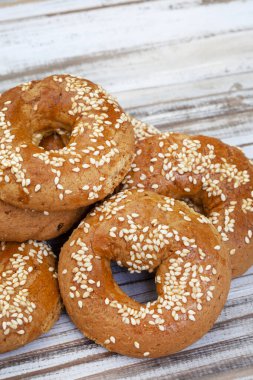 Yunan Koulourikia bisküvileri kırsal ahşap yüzey üzerine