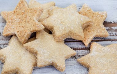 Seçici odaklı yıldız şekilli sade şekerli kurabiyeler, eğlenceli ve kolay bir ev yapımı ikram ve şenlikli favori.