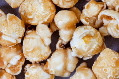 Grunge Grey arka planda klasik Karamel patlamış mısırı