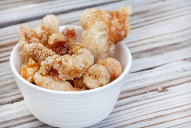 Kıtır kıtır, domuz derisi ya da fotokopi alanı olan beyaz kâsede çıtırdıyor.