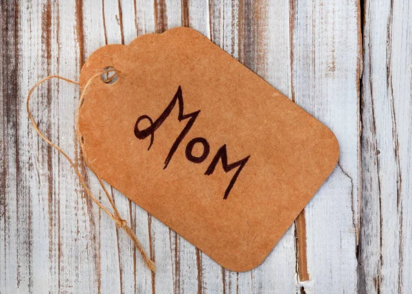 Cardboard Gift Tag Mom Written Rustic Wooden Surface — Stock Photo, Image