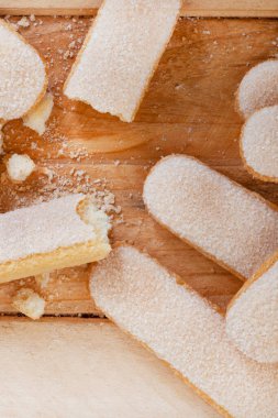 Bayan parmak bisküvileri, genellikle çeşitli tatlı tariflerinde kullanılan, genç ve yaşlı kadınlar için favori bir ikramdır.