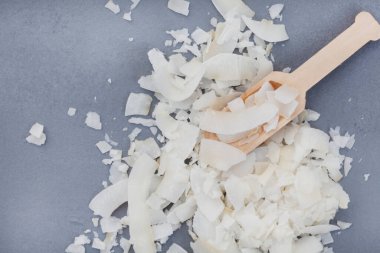 Gri yüzeyde fotokopi alanı olan kurutulmuş hindistan cevizi parçaları