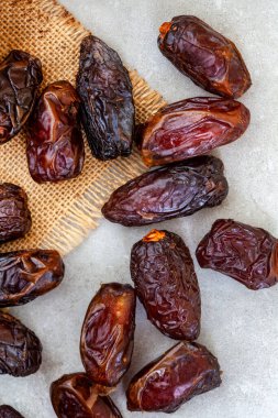 Kırsal gri yüzeyde kurumuş tarihler