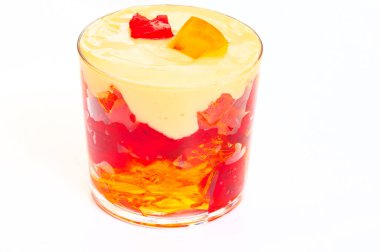 Jöle ve muhallebi beyaz bardakta izole edilmiş.