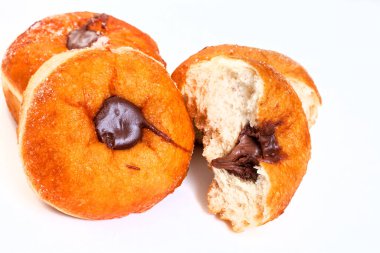 Çikolata dolgulu donut.