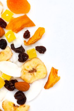Kurutulmuş meyve ve fındık, beyaz üzerine tropikal karışım.