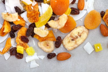 Kurutulmuş meyve ve fındık, gride tropik karışım.