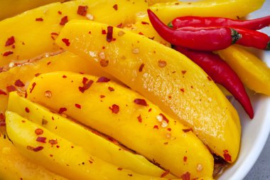 Mango, acı biber ve ballı salata.