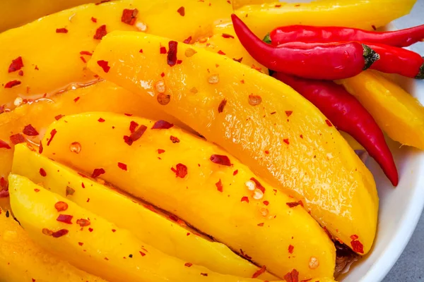 Mango, acı biber ve ballı salata.