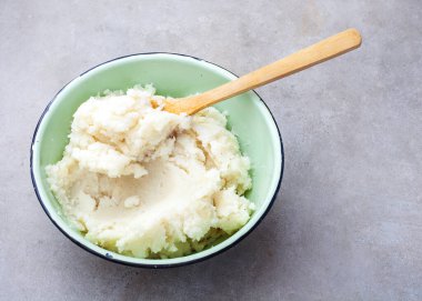 Geleneksel Güney Afrika yemeği, pap veya darı. Emaye kabında sade. Yoksulluk zamanındaki tek yemek..