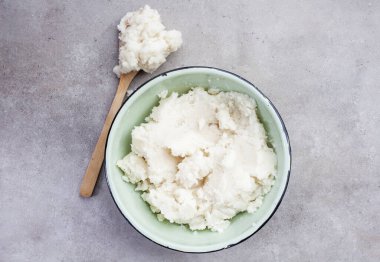 Geleneksel Güney Afrika yemeği, pap veya darı. Emaye kabında sade. Yoksulluk zamanındaki tek yemek..