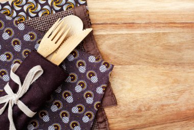 Afrika tema masası. Kahverengi geleneksel Güney Afrika Shwe Shwe kumaşı tahtada