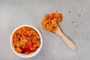 Benekli gri üzerinde geleneksel Güney Afrika Mango Atchar veya Achar