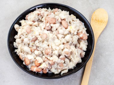 Gri yüzeyde Güney Afrika tacı, örnek ve fasulye