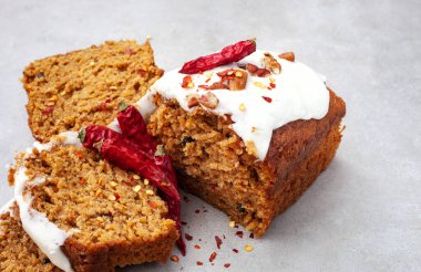 Kızgın havuçlu kek, biberli havuçlu kek. Çürümüş tatlı ve baharatlı. Kırmızı biberli ve benekli gri.