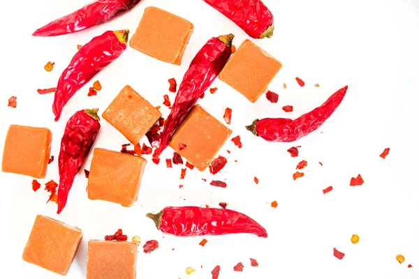 Krówki Karmelowe Płatkami Chili Całe Chilis Słodkie Pikantne Smakołyki Białym — Zdjęcie stockowe