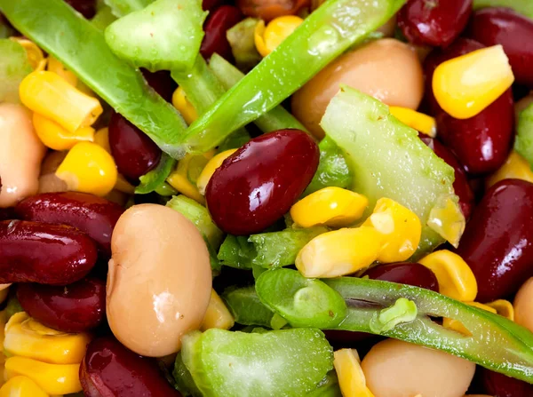 ビネグレットと甘いコーンと新鮮な豆のサラダのクローズアップフルフレーム — ストック写真