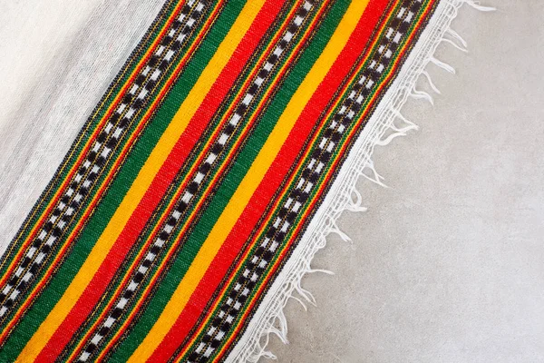 Gri üzerine Rastafarian renkleri olan kumaş arkaplanı