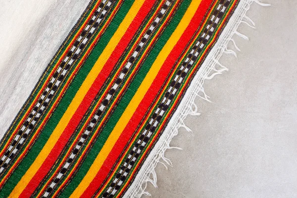 Gri Üzerine Rastafarian Renkleri Olan Kumaş Arkaplanı Telifsiz Stok Fotoğraflar