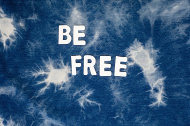 Tam çerçeve üzerinde beyaz harflerle özgür ol grunge blue tie boya arkaplan