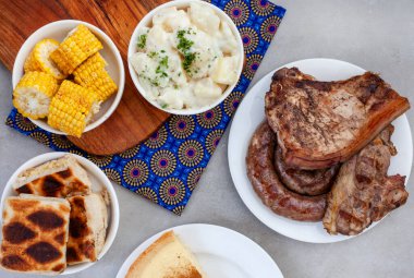 Güney Afrika Braai Günü veya Miras Günü. Geleneksel Braai yemeklerini kutluyoruz. Et ve kenarlar geleneksel Shwe-Shwe kumaşıyla..
