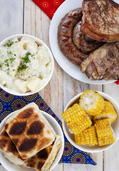 Güney Afrika Braai Günü veya Miras Günü. Geleneksel Braai yemeklerini kutluyoruz. Et ve kenarlar geleneksel Shwe-Shwe kumaşıyla..