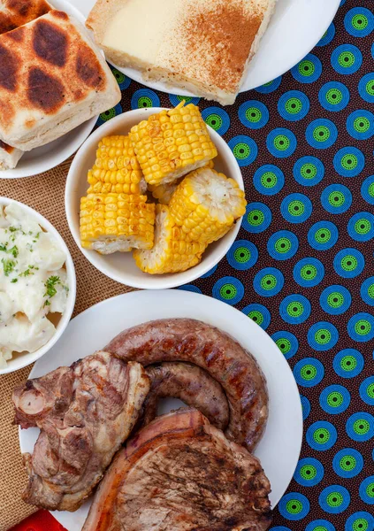 Güney Afrika Braai Günü veya Miras Günü. Geleneksel Braai yemeklerini kutluyoruz. Et ve kenarlar geleneksel Shwe-Shwe kumaşıyla..