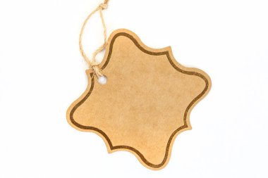 Boş karton hediye etiketi sade beyaz üzerinde izole edilmiş.