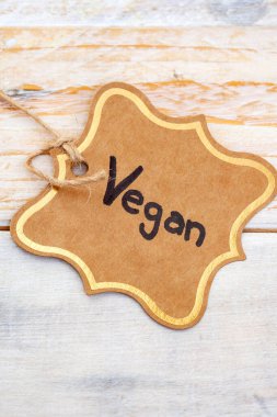 Vegan el yazısıyla klasik hediye etiketine yazılmış.