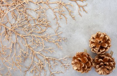 Grunge gri arkaplan ve altın rengi Noel süsleri