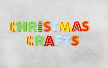 Parlak harflerle yazılmış Noel el sanatları 