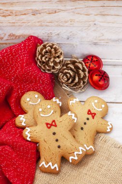 Noel arkaplanında üç zencefilli ekmek adam