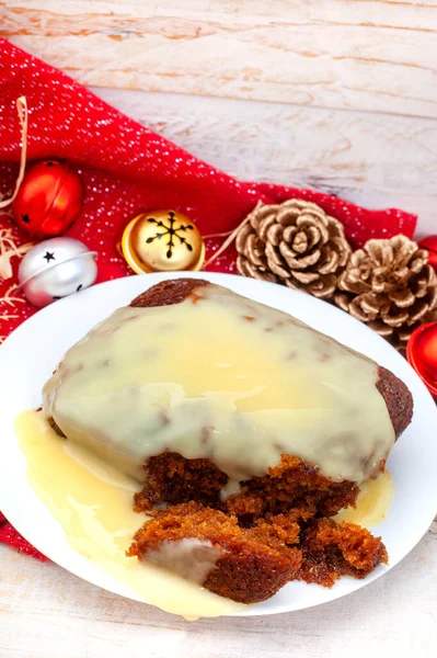 Geleneksel Güney Afrika Malva pudingi, kırsal Noel masasında kremalı muhallebi. Tüm yıl boyunca en sevdiğim tatlı..