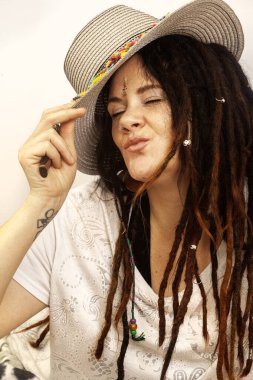 Rastalı alternatif bohem kadın. Renkli şapkalı oyuncu portre