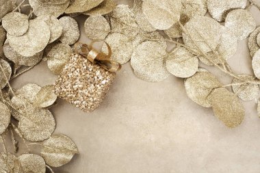 Parlak bir arka plan, pırıl pırıl altın yapraklar ve süsler. Hediye ve mantar.