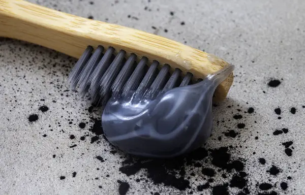 Daha parlak ve beyaz bir gülümseme için aktif kömür diş macunu