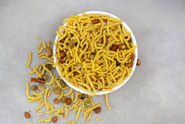 Kara Sev abur cubur karışımı. Fıstık ve bezelye de gride. 