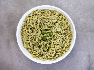 Benekli gri yüzey üzerinde ıspanak ve karalahana eriştesi.