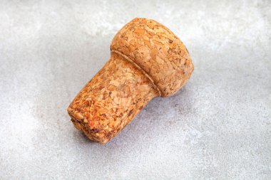 Şampanya ya da köpüklü şarap mantarı, benekli gri yüzey üzerinde fotokopi alanı