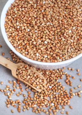 Açık gri noktalı yüzeyi kepçeyle kaplanmış kabuklu karabuğday.