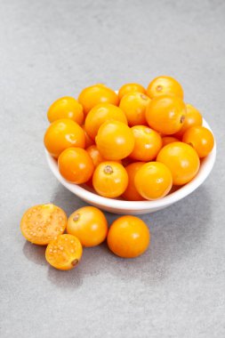 Cape bektaşi üzümleri küçük beyaz kasede benekli gri üzerinde kopya alanı olan