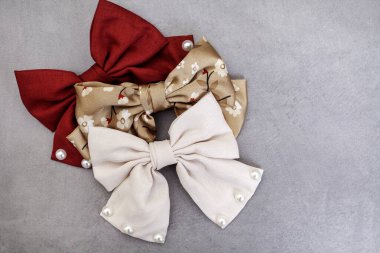 Gri üzerinde üç farklı saç fiyonku