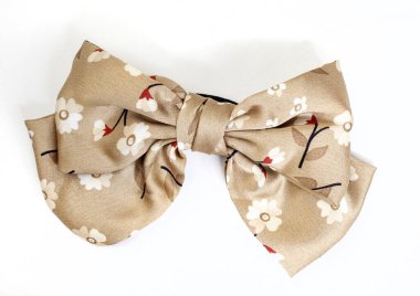 Beyaz renkte bej çiçekli saç tokası. 