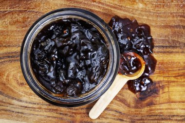 Kavanozda soğan reçeli. Köy tahtasında. Kopya alanı da var.